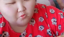 网红小姐姐吃瓜,一场甜蜜的吃瓜盛宴